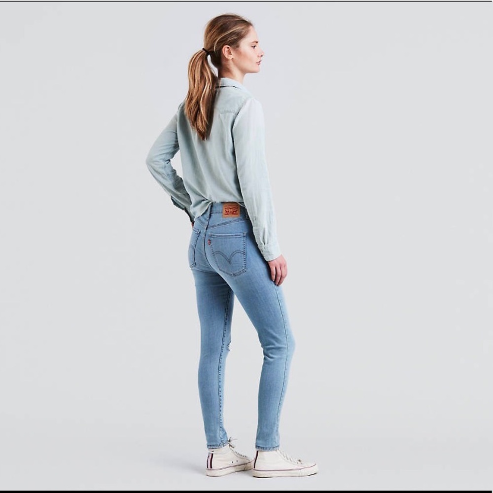 Levi’s Mile High Super Skinny Jeans in “Major” light wash